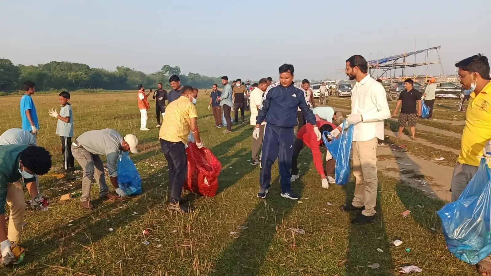 रावण दहन के बाद समिति और प्रशासन ने चलाया महा स्वच्छता अभियान