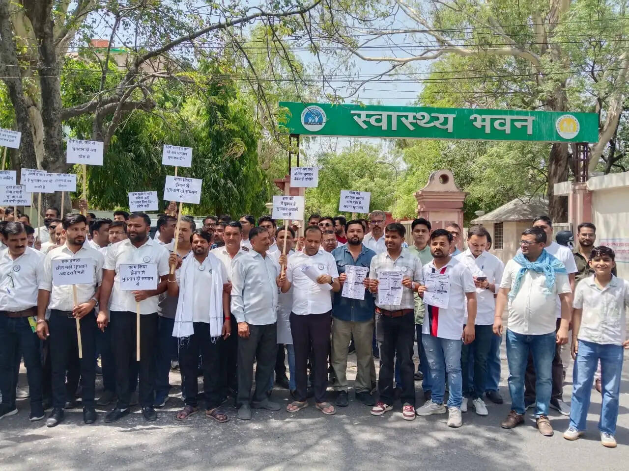 आरजीएचएस भुगतान में देरी पर भड़के केमिस्ट: सरकार के खिलाफ मोर्चा खोल सड़कों पर उतरे कारोबारी