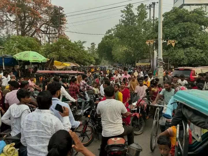 सड़क जाम से नागरिक परेशान डीएम को भेजा त्राहिमाम संदेश