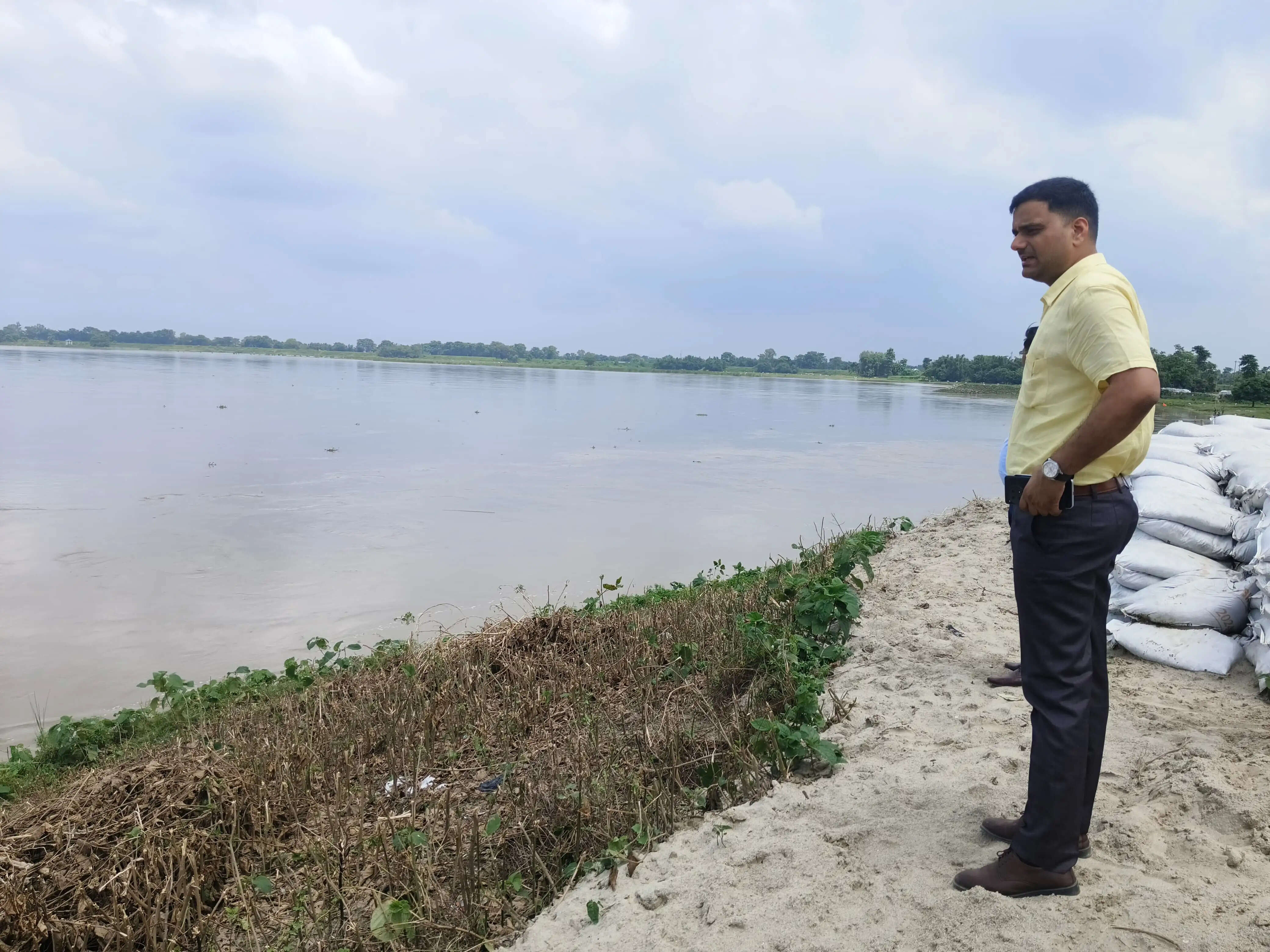 महानंदा नदी के कटावग्रस्त क्षेत्रों का डीएम ने किया निरीक्षण, बाढ़ निरोधक कार्यों में तेजी लाने का निर्देश