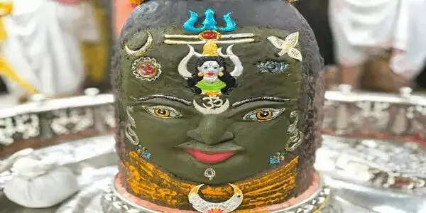 उज्जैन:&nbsp;रजत मुकुट, त्रिपुंड और सुगंधित पुष्पों से सजे बाबा महाकाल, भस्म आरती में उमड़े श्रद्धालु