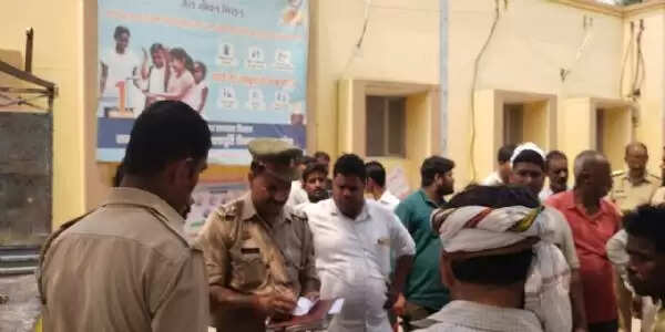 पेड़ काटते समय मजदूर की दर्दनाक मौत