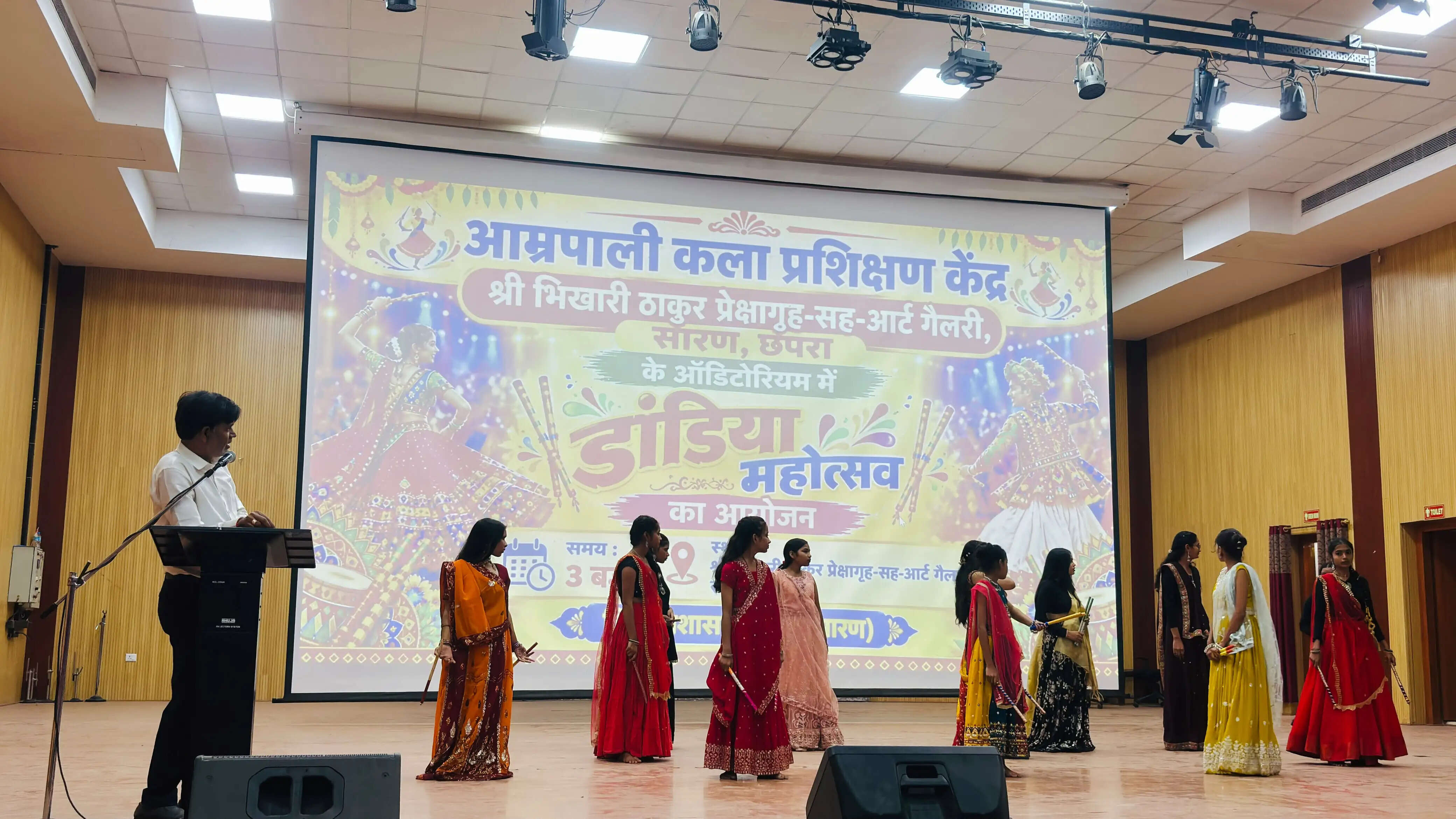 छपरा में दुर्गा पूजा पर डांडिया एवं झिझिया का हुआ आयोजन