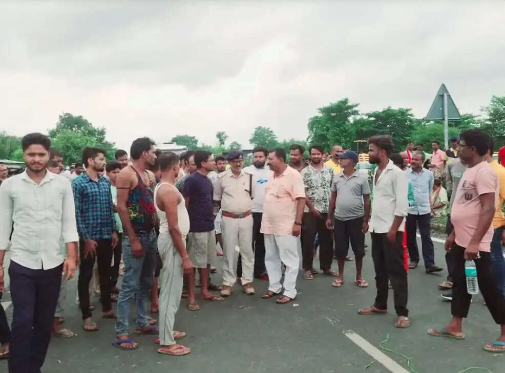 इलाज के दौरान किशोर की मौत पर फूटा लोगों का गुस्सा, राष्ट्रीय राजमार्ग-27 जाम कर किया प्रदर्शन