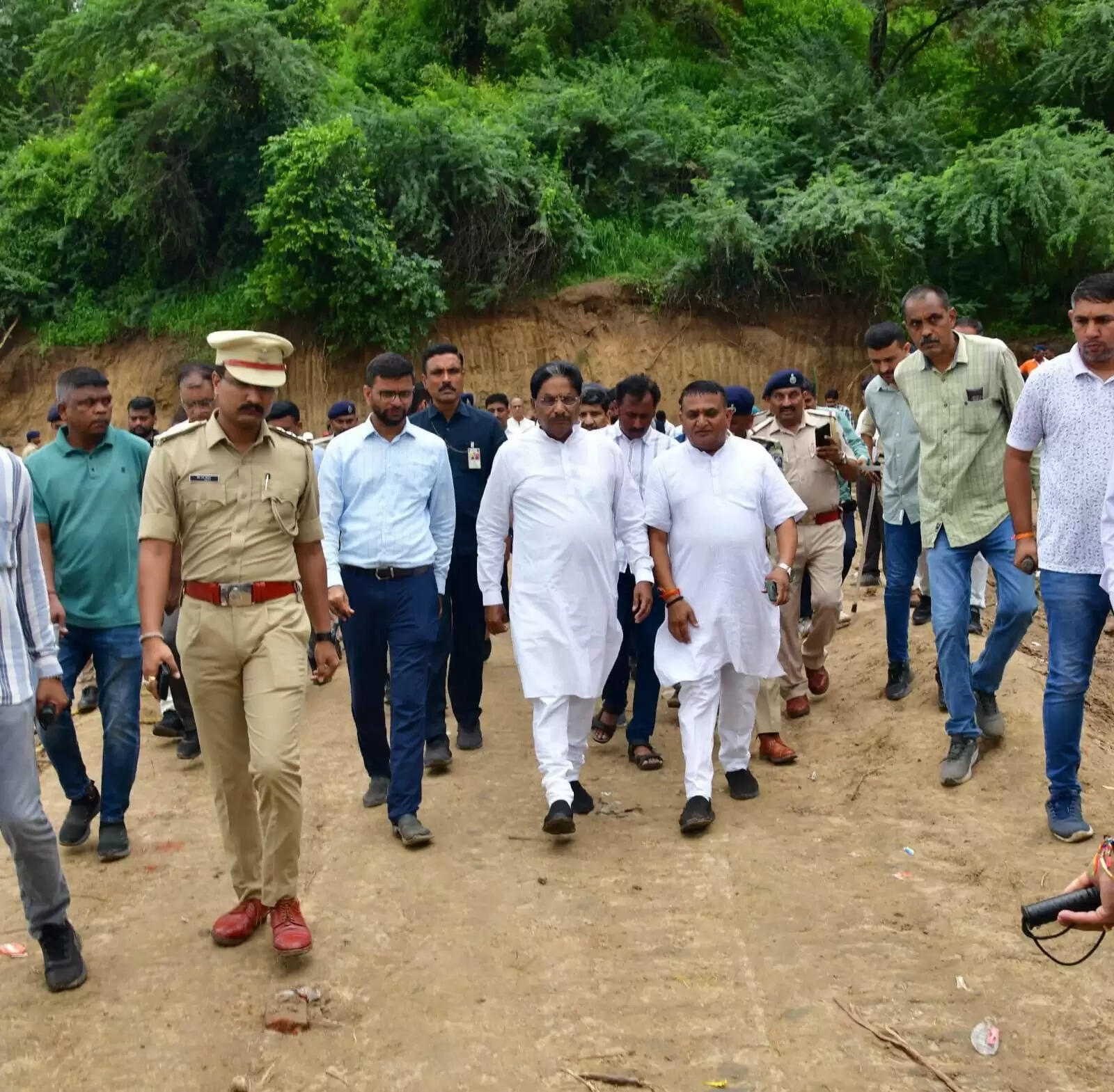 गंभीरा ब्रिज दुर्घटना: मृतकों की संख्या 21 पर पहुंची, स्वास्थ्य मंत्री ने किया घटनास्थल का दौरा