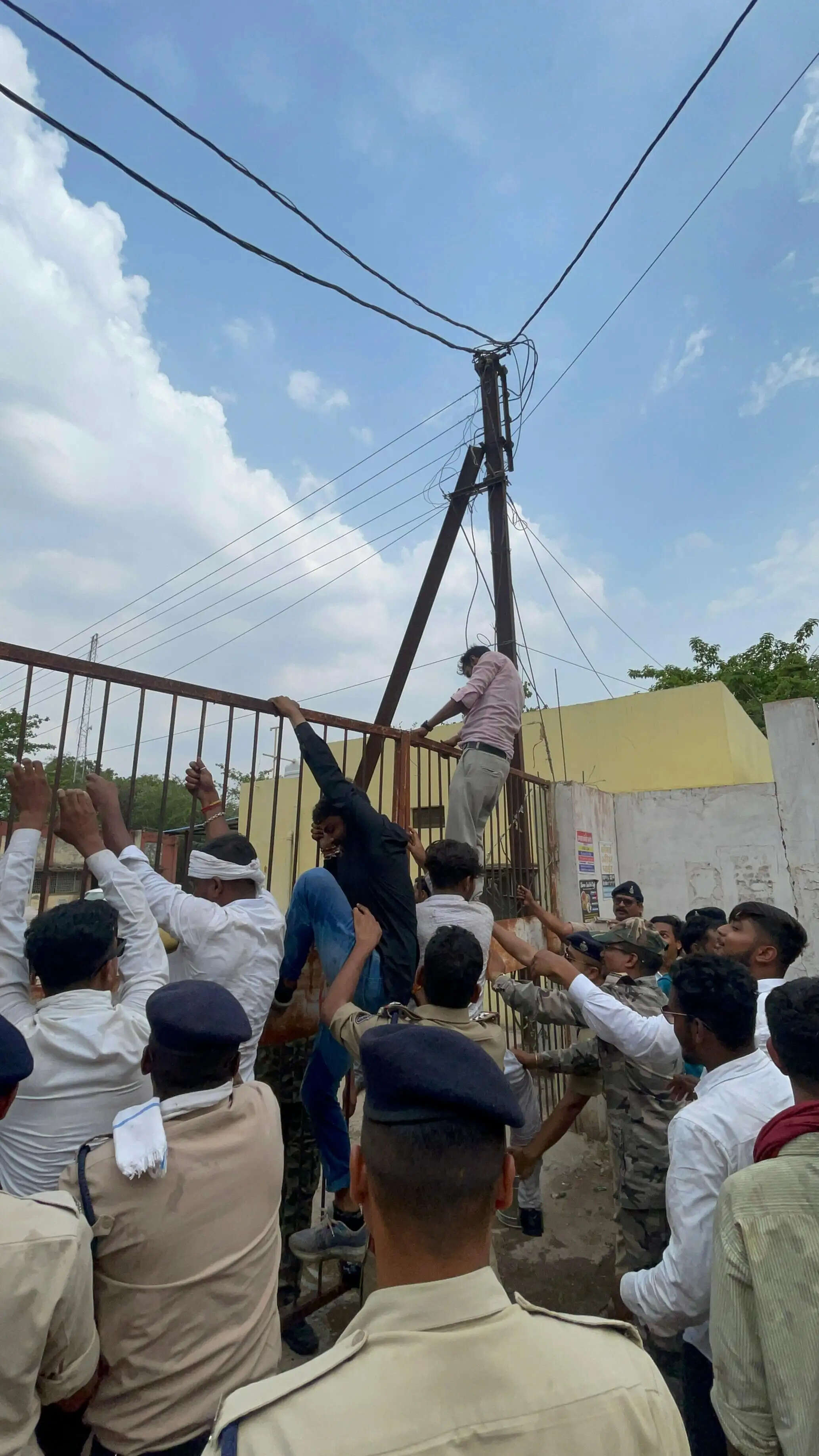बढ़ते बिजली बिल के विरोध में एनएसयूआई का धमतरी&nbsp;के&nbsp;पावर हाउस घेराव, मुख्यमंत्री का पुतला जलाया