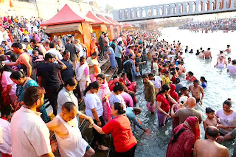 शनिश्चरी अमावस्या और वट सावित्री पर्व पर हरिद्वार में उमड़ा जनसैलाब
