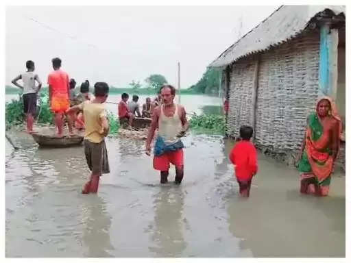 अररिया में तीन बार बना फिर भी टूटा मरिया बाँध, गांव-बाजार हर जगह पानी ही पानी