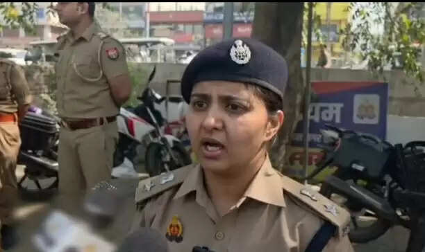 लखनऊ के विकास नगर झुग्गी झोपड़ियों में लगी आग में दाे सगी बहनों की जलकर मौत, रक्षा मंत्री और मुख्यमंत्री योगी ने लिया संज्ञान