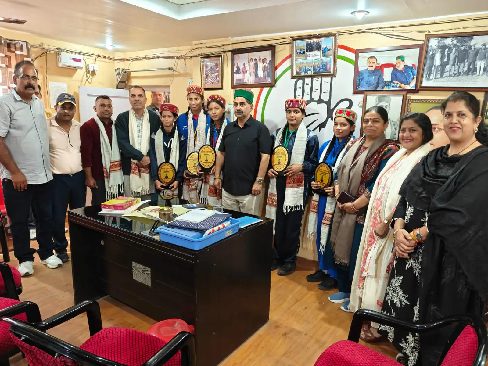 शाहपुर की पांच बेटियों का राष्ट्रीय फुटबॉल प्रतियोगिता के लिए चयन, विधायक पठानिया ने किया सम्मानित
