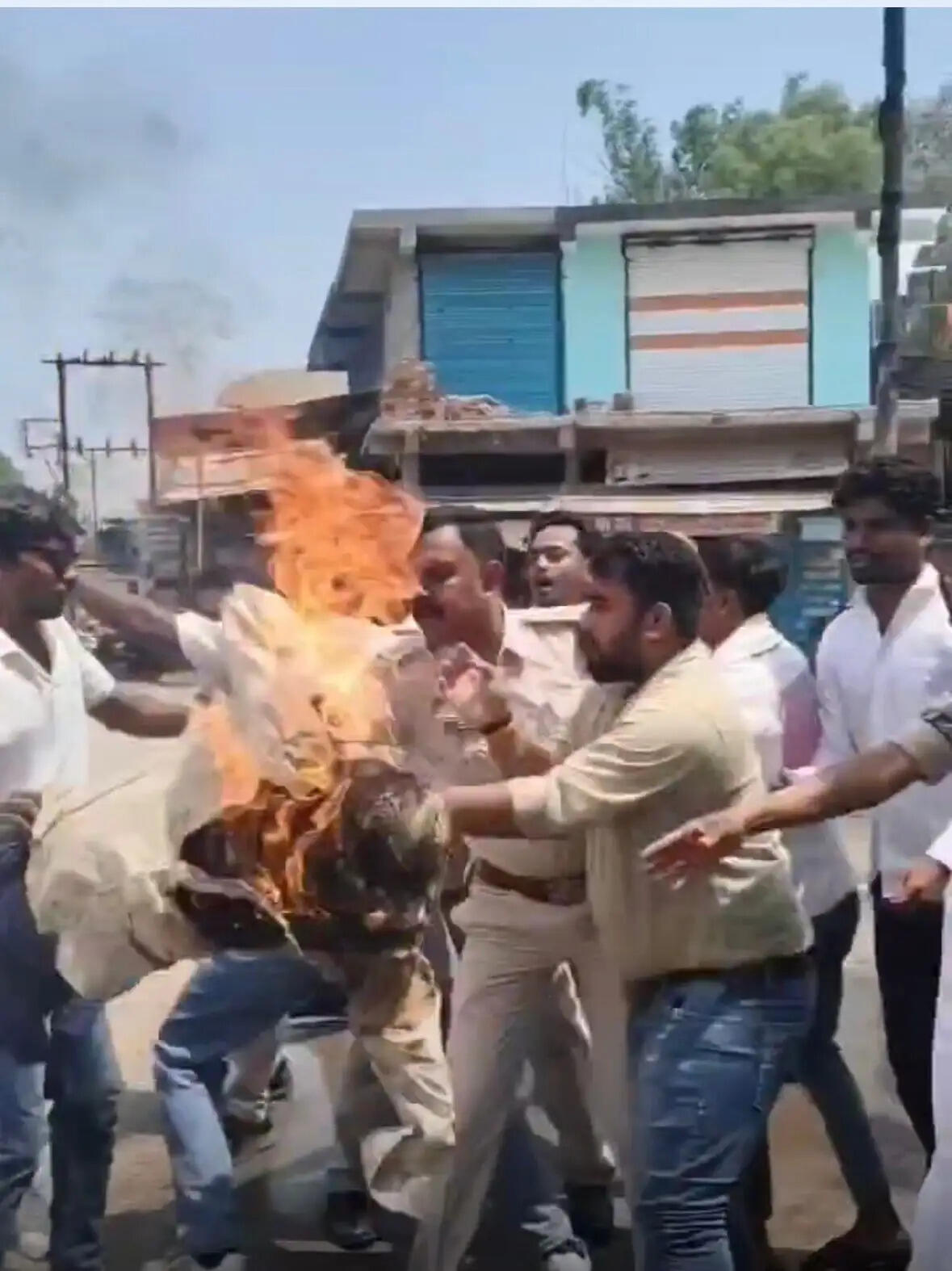 नीट परीक्षा में कथित धांधली के विरोध को लेकर एनएसयूआई ने फूंका पुतला