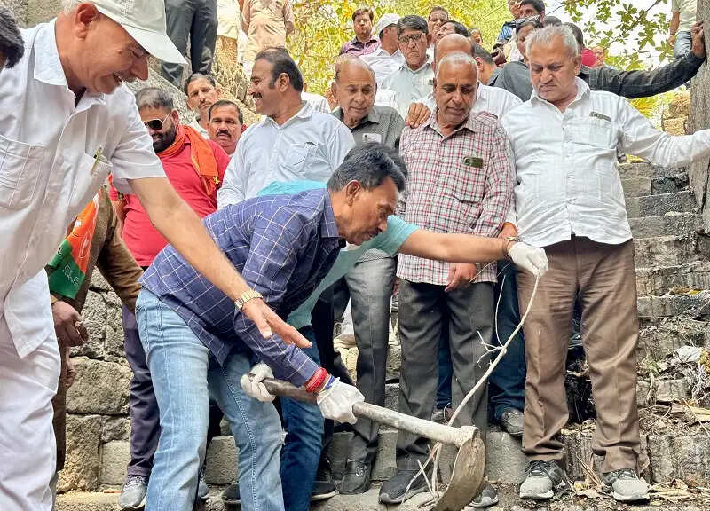 इंदौरः मंत्री सिलावट गांवों में पहुंचकर जल संरक्षण के लिए श्रमदान कर ग्रामीणों को भी किया प्रेरित