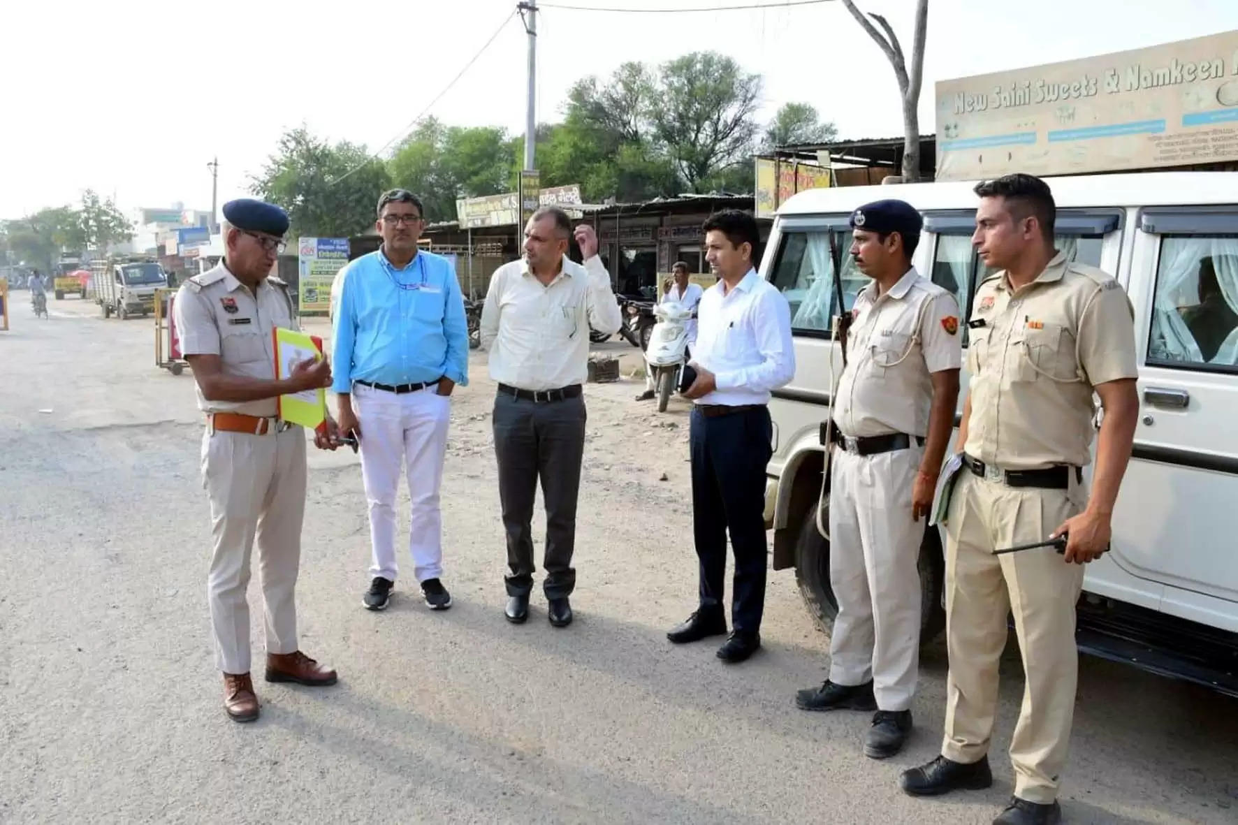 हिसार : आदमपुर के रिटर्निंग अधिकारी ने नाकों का निरीक्षण कर एसएसटी टीमों को दिए निर्देश