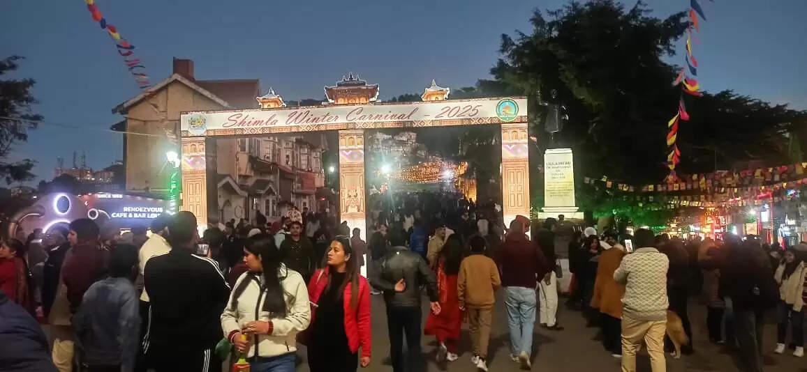 नए साल की आहट से गुलजार शिमला, सैलानियों की भीड़ ने बढ़ाया ट्रैफिक दबाव