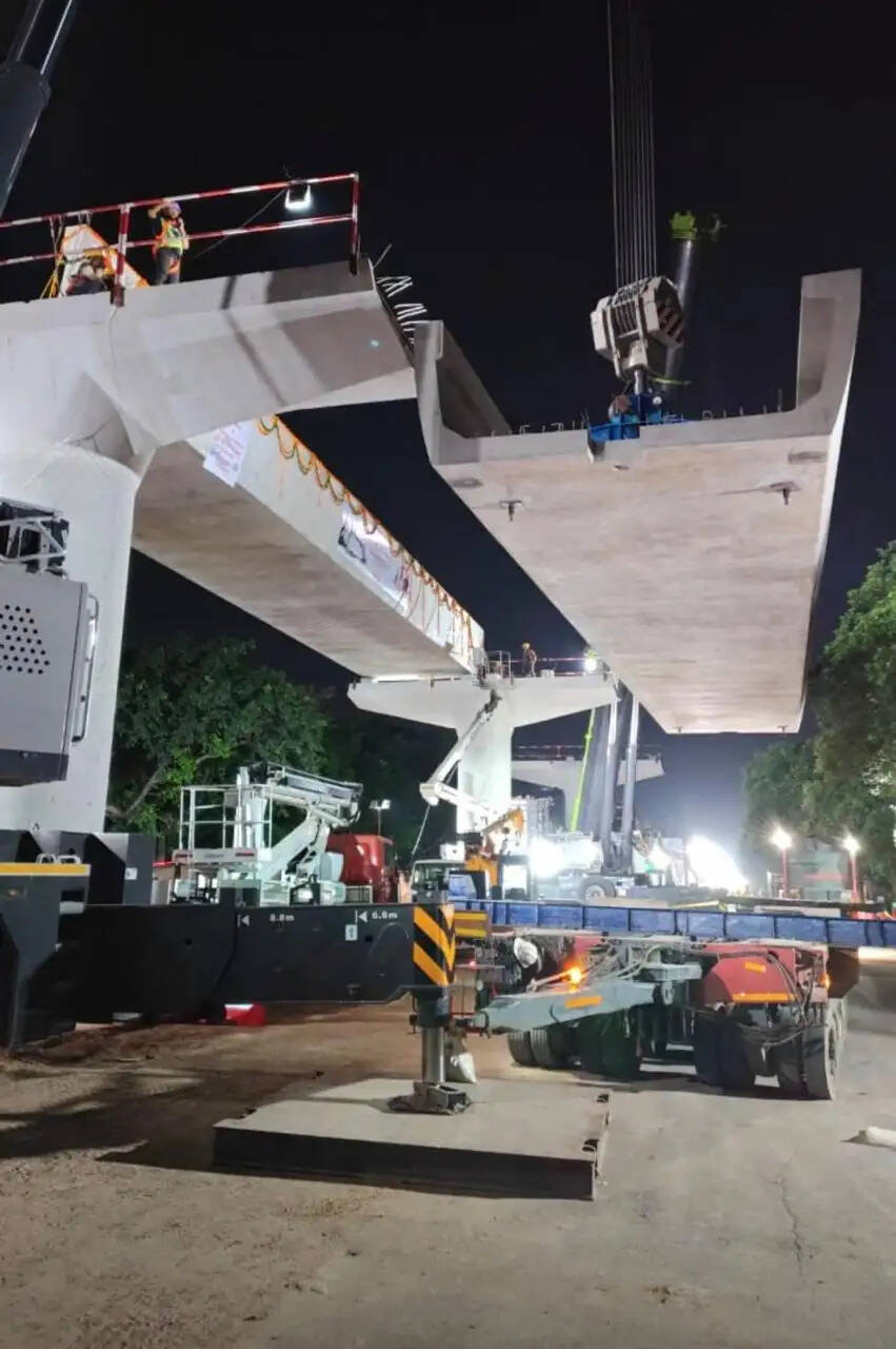 गुरुग्राम मेट्रो के पहले 160 टन वजनी यू-गार्डर को पिलर पर किया लिफ्ट