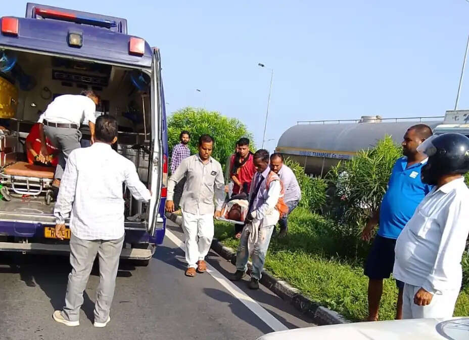 टैंकर की टक्कर से पत्नी की मौत, पति व बेटी घायल