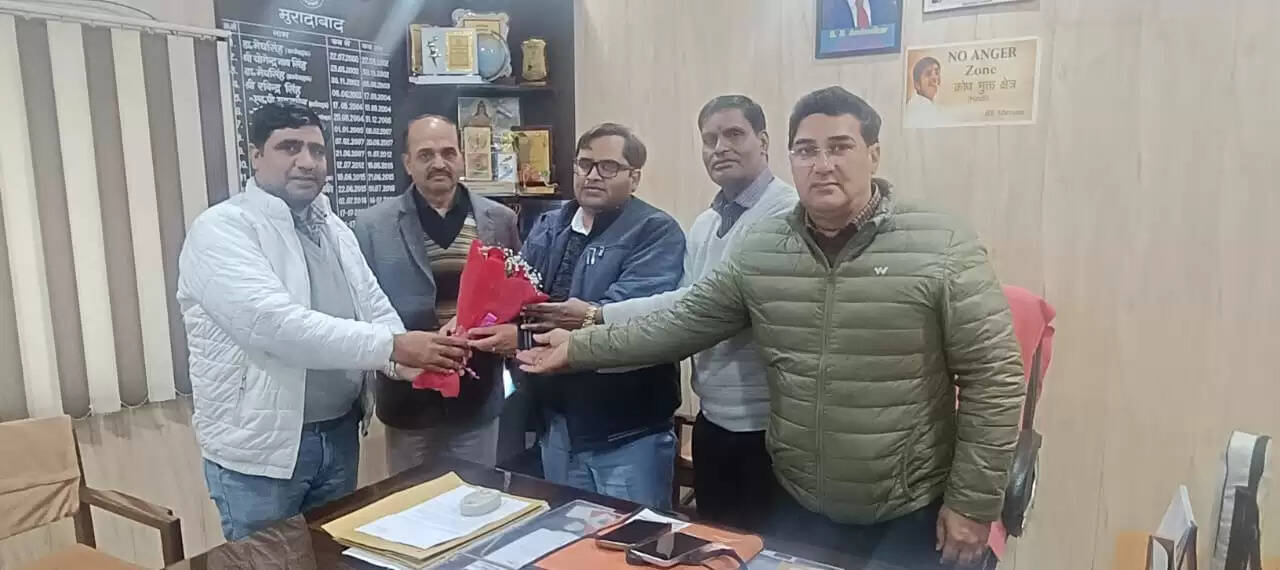 समस्याओं काे लेकर डीआईओएस से मिला उप्र माध्यमिक शिक्षा संघ चेतनारायण गुट