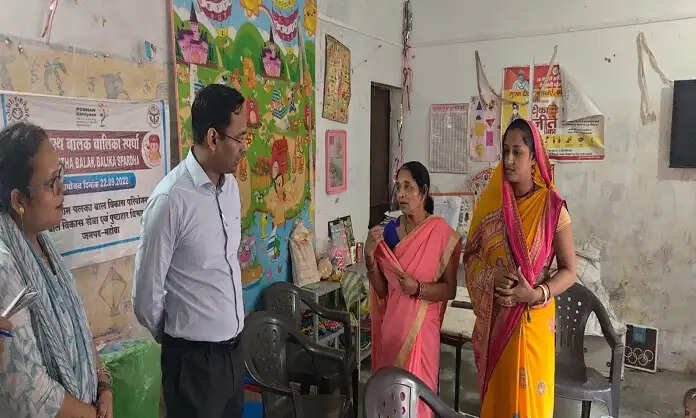 जिलाधिकारी ने स्कूलों और आंगनबाड़ी केंद्र का किया औचक निरीक्षण, व्यवस्थाओं का लिया जायजा