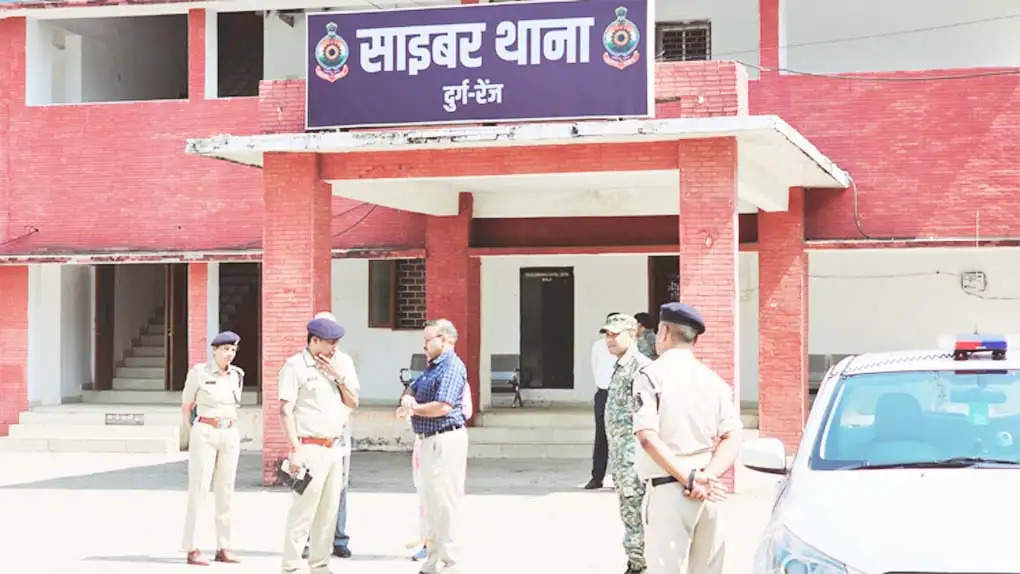 दुर्ग : वरिष्ठ पुलिस अधीक्षक ने पुलिस कमांड एंड कंट्रोल सेंटर का किया औचक निरीक्षण