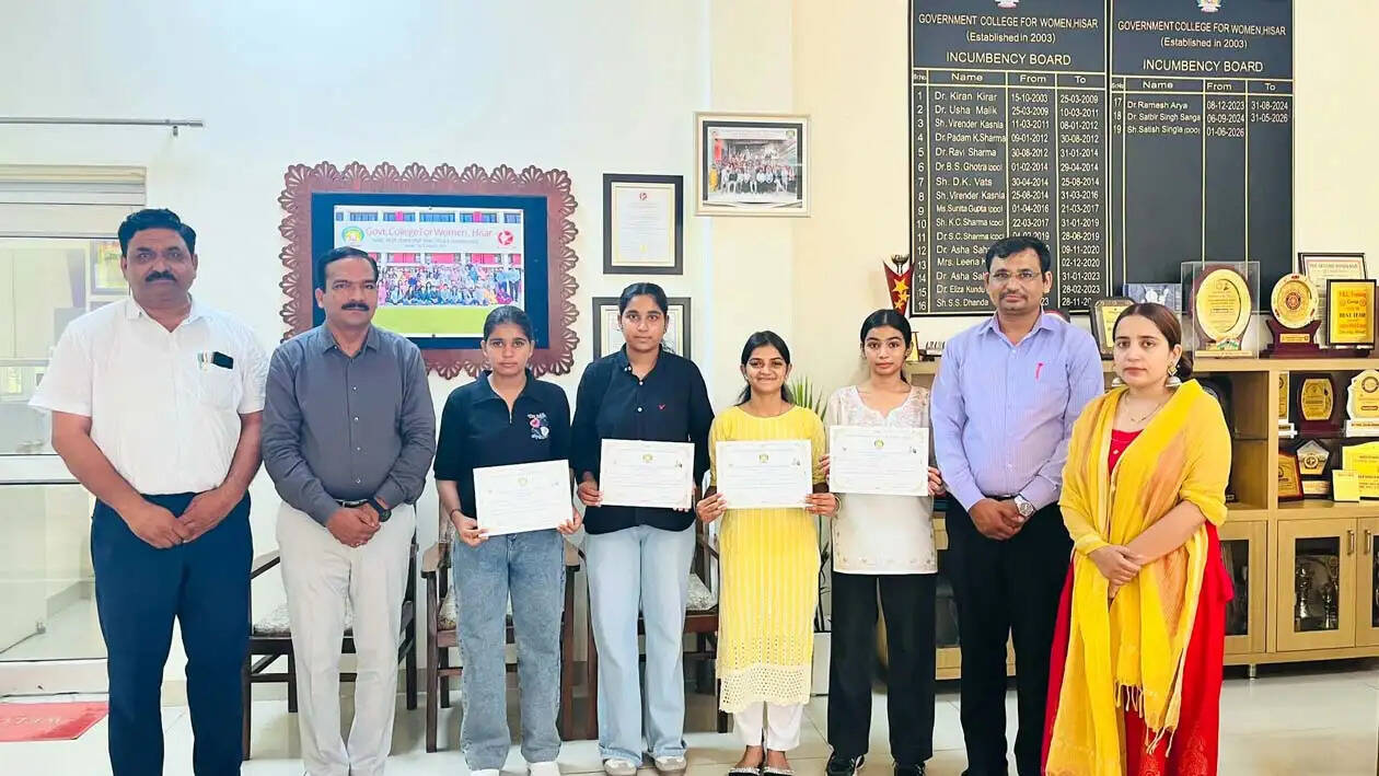 हिसार : रसायन विज्ञान के विविध पहलुओं पर छात्राओं ने कलम से बिखेरा ज्ञान
