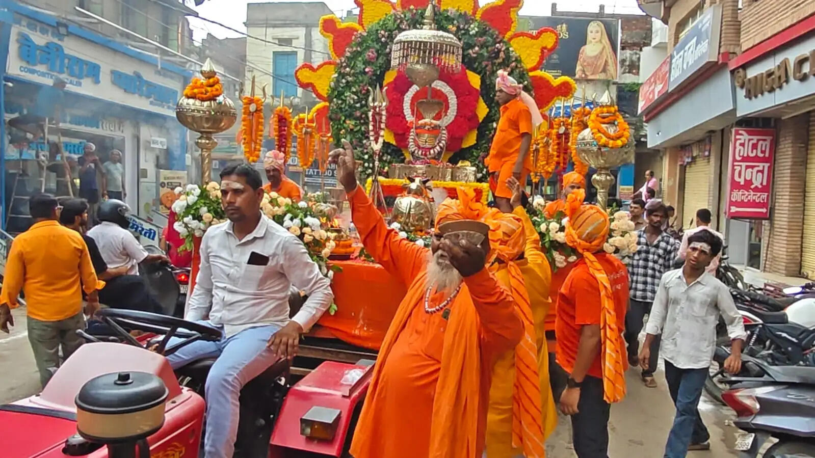 जाैनपुर में 40 वर्षों की परंपरा के साथ निकली बोल बम कांवरिया संघ की भव्य शोभायात्रा, बाबा बैद्यनाथ धाम के लिए रवाना हुए श्रद्धालु