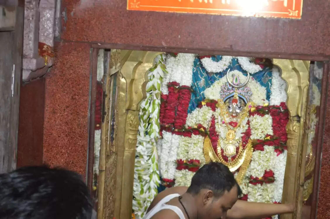 वाराणसी: अखंड सौभाग्य के लिए महिलाओं ने रखा तीज व्रत