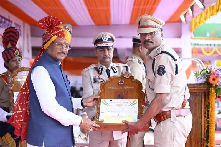मुख्यमंत्री साय ने उत्कृष्ट सेवा के लिए पुलिस एवं नगर सेना के अधिकारी-कर्मचारियों को किया सम्मानित