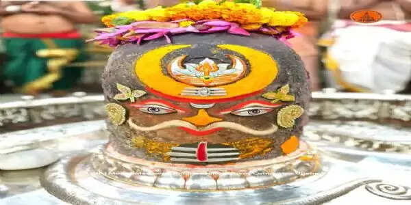 उज्जैन: रजत मुकुट-त्रिपुंड से सजे महाकाल, भस्म अर्पण के बाद दिए राजा स्वरूप में दर्शन