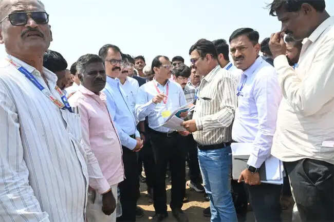 केंद्रीय टीम ने सोलापुर जिले में सूखे का किया निरीक्षण, किसानों से जाना नुकसान का हाल