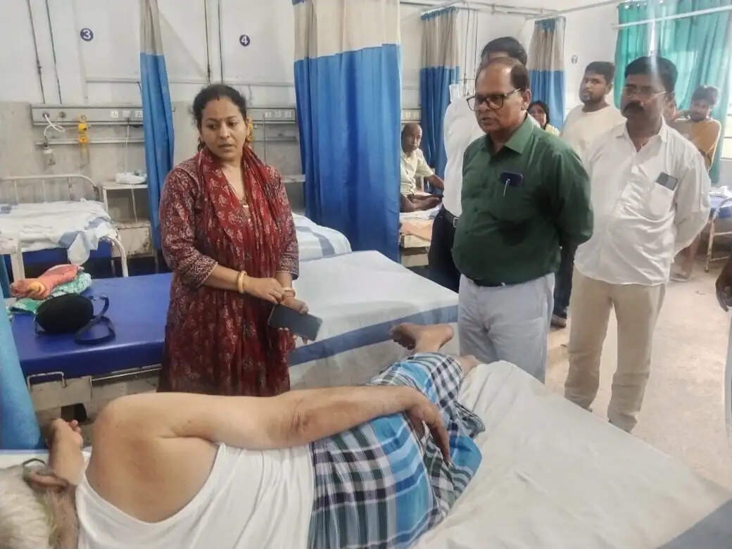 सिविल सर्जन ने किया सदर अस्पताल का औचक निरीक्षण,&nbsp;दो चिकित्सक मिले गायब