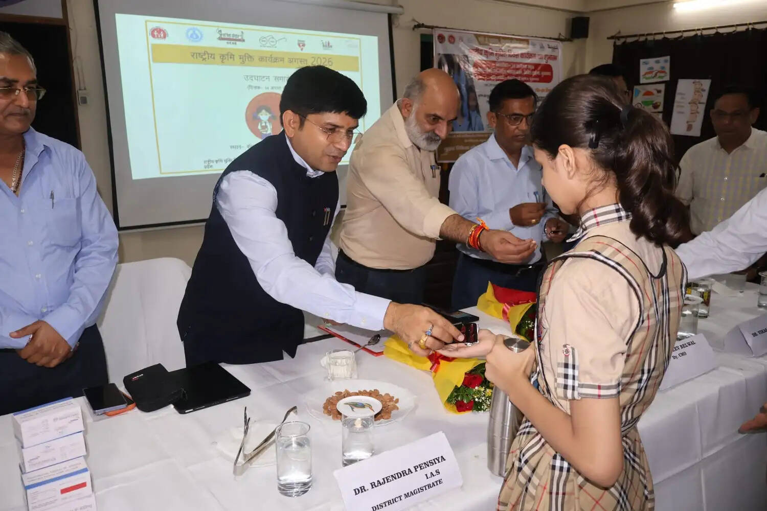 मुरादाबाद : जिलाधिकारी ने बच्चों के साथ स्वयं भी एल्बेंडाजोल की गोली खाकर दवा सेवन के लिए किया प्रोत्साहित