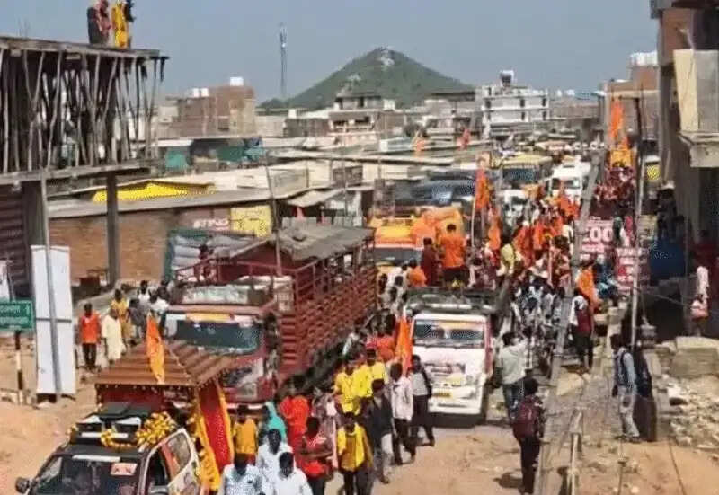सनातन हिंदू एकता रथयात्रा पर निकले पंडित धीरेन्द्र शास्त्री, बोले- गृहयुद्ध की ओर बढ़ रहा देश, इसे बचाएं
