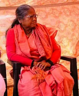 साध्वी निरंजन ज्योति पहुंची लखनऊ,कहा मैं नामांकन दाखिल नहीं कर रही