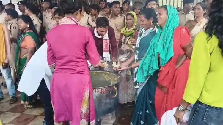 आदिवासी समाज ने मांगाें काे लेकर कलेक्ट्रेट का किया घेराव, धरने पर बैठे