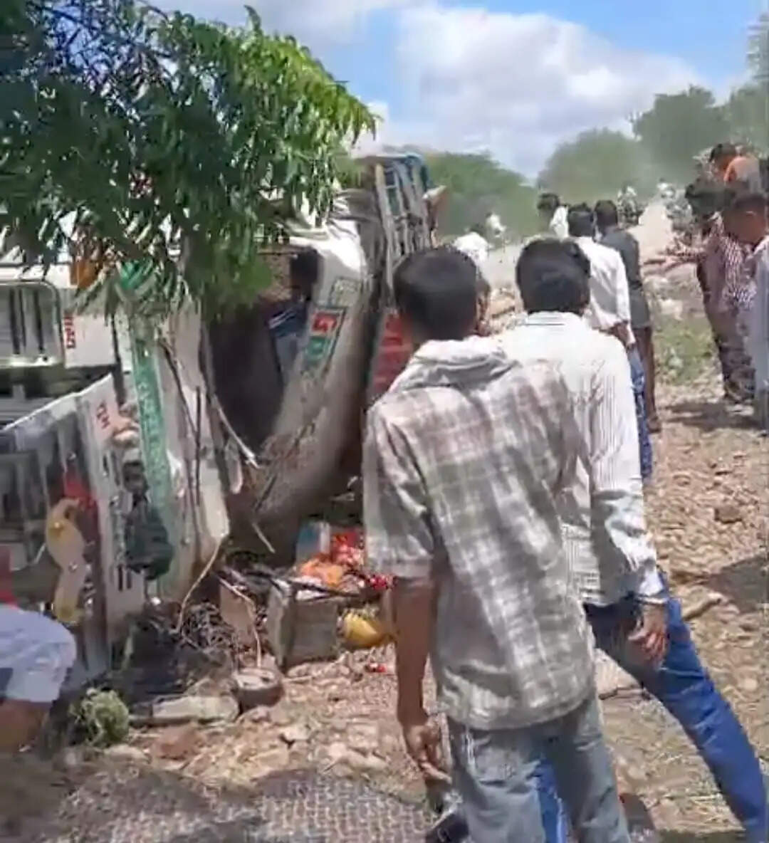 राजगढ़ः सीमेंट से भरे ट्रॉले ने बाइक को मारी टक्कर, एक व्यक्ति की मौत तीन घायल