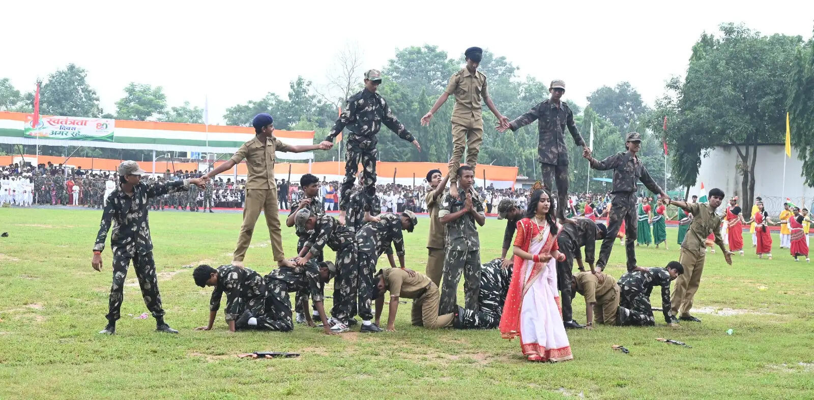 परेड और सांस्कृतिक प्रस्तुतियों ने बांधा समां, देशभक्ति के रंग में रंगा समारोह