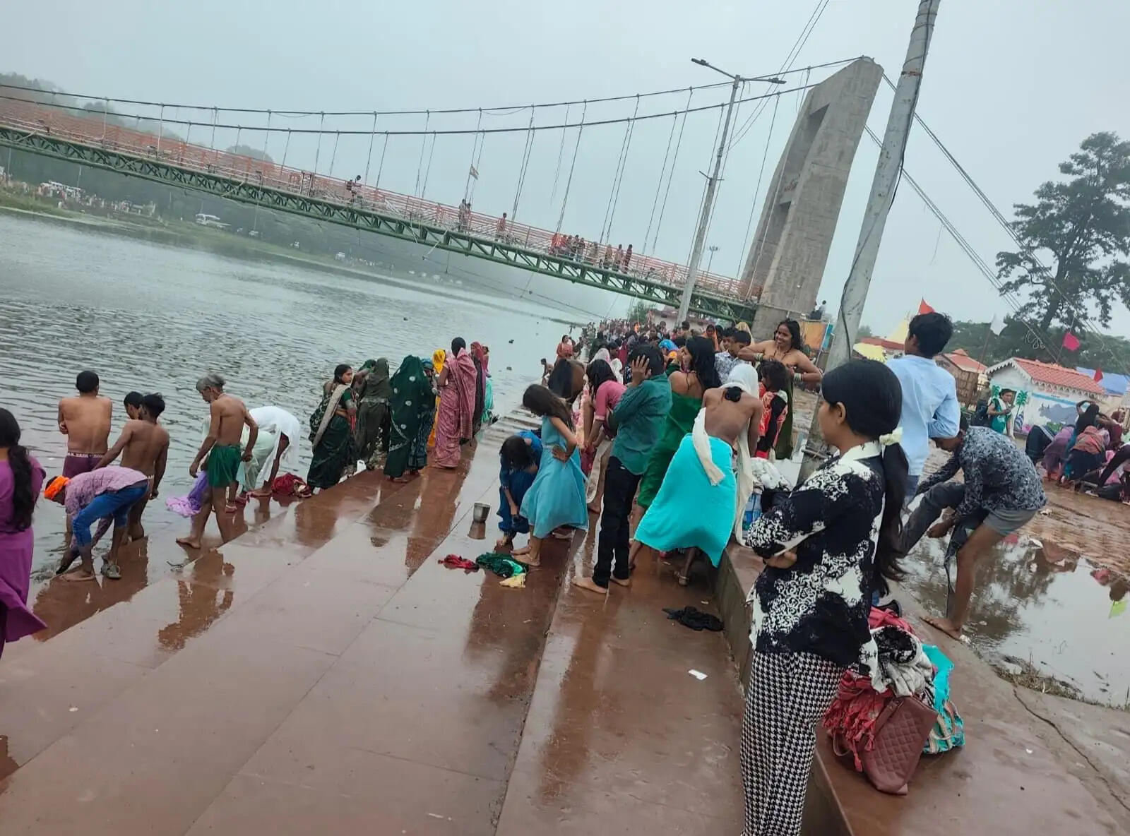 हरतालिका तीज पर अमरकंटक में उमड़ी श्रद्धालुओं की भीड़, नर्मदा समेत नदियों में किया मौनी स्नान