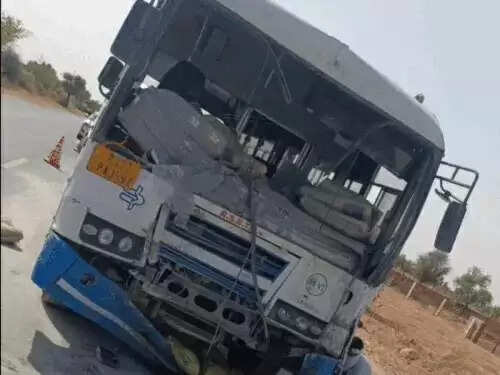 नागौर से डीडवाना जा रही बस ट्रैक्टर में घुसी, दस चाेटिल