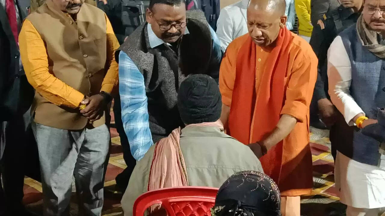 गोरखपुर में मुख्यमंत्री योगी आदित्यनाथ ने रेलवे स्टेशन व झूलेलाल रैन बसेरे का किया निरीक्षण