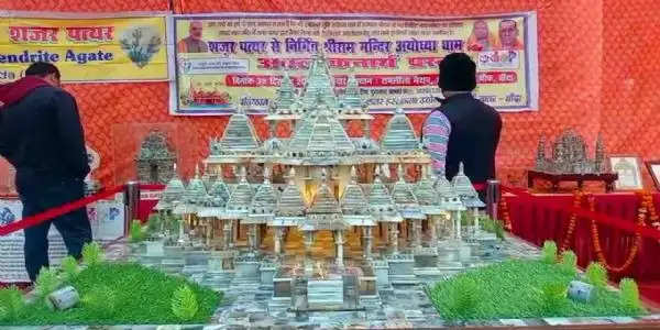 बांदा में शजर पत्थर से हस्तशिल्पी ने तैयार किया भगवान राम का मंदिर, प्रधानमंत्री को देंगे गिफ्ट