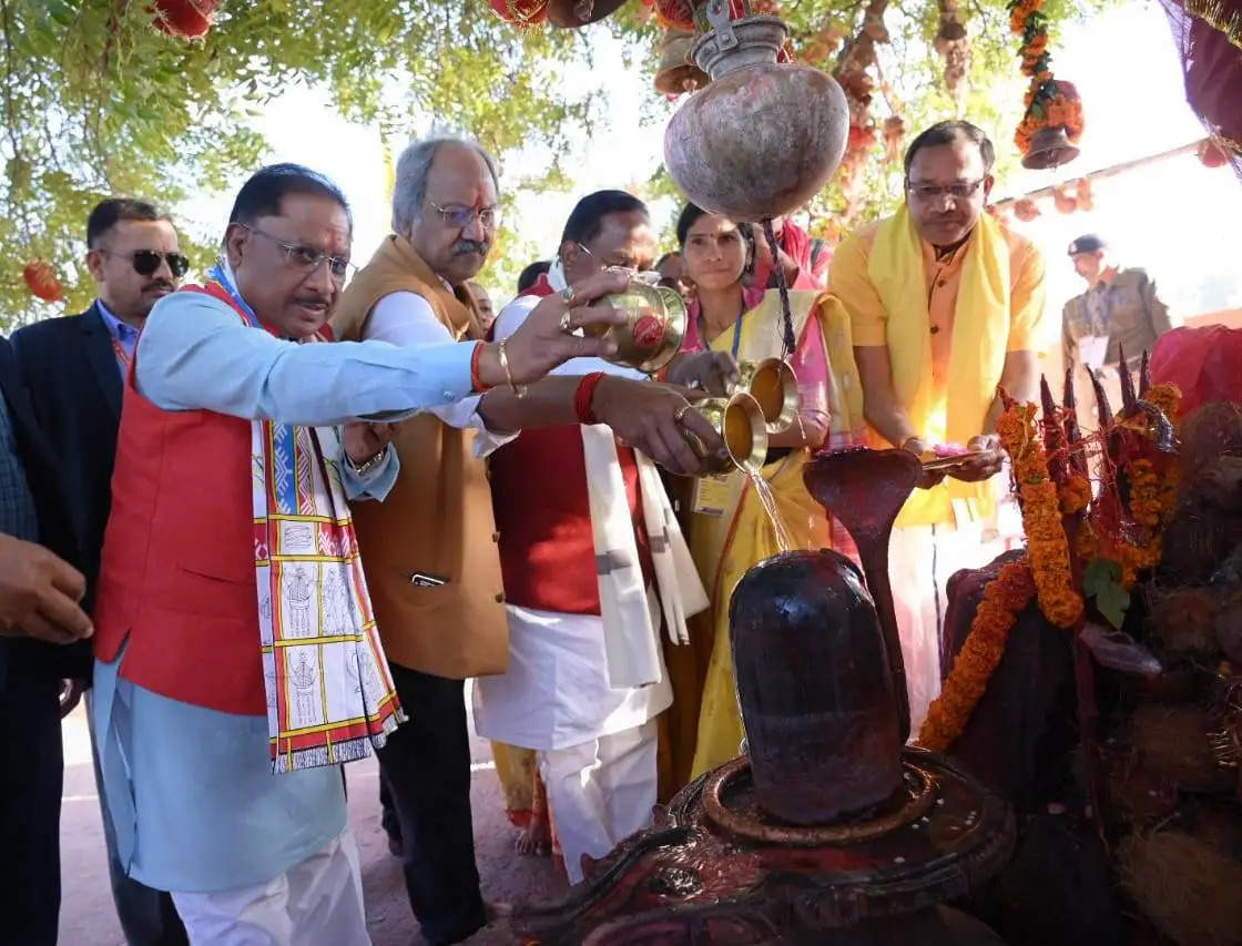 मुख्यमंत्री साय ने की तातापानी स्थित तपेश्वर महादेव मंदिर में पूजा अर्चना