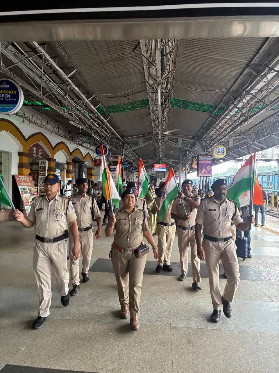 हर घर तिरंगा अभियान : जीआरपी जवानों ने रेलवे स्टेशन पर निकाला तिरंगा मार्च