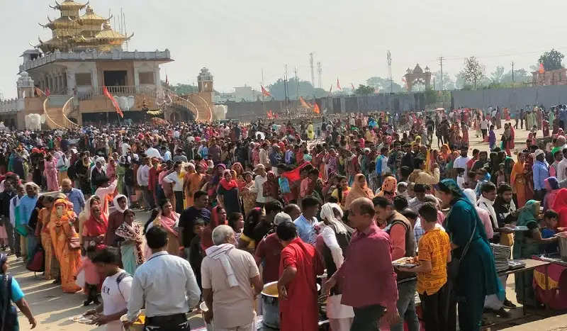 कुबेरेश्वर महादेव मंदिर में डेढ़ लाख से अधिक श्रद्धालुओं ने ग्रहण की अन्नकूट की महाप्रसादी