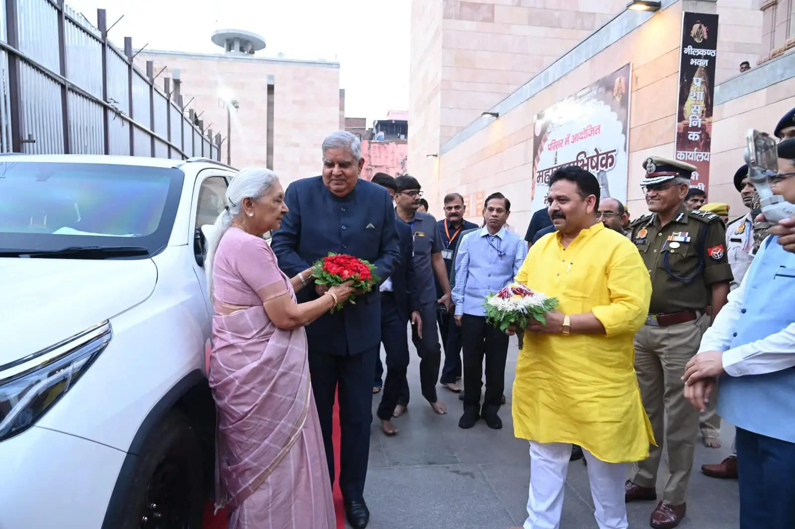 उपराष्ट्रपति जगदीप धनखड़ ने बाबा विश्वनाथ के दरबार में किया पूजन अर्चन