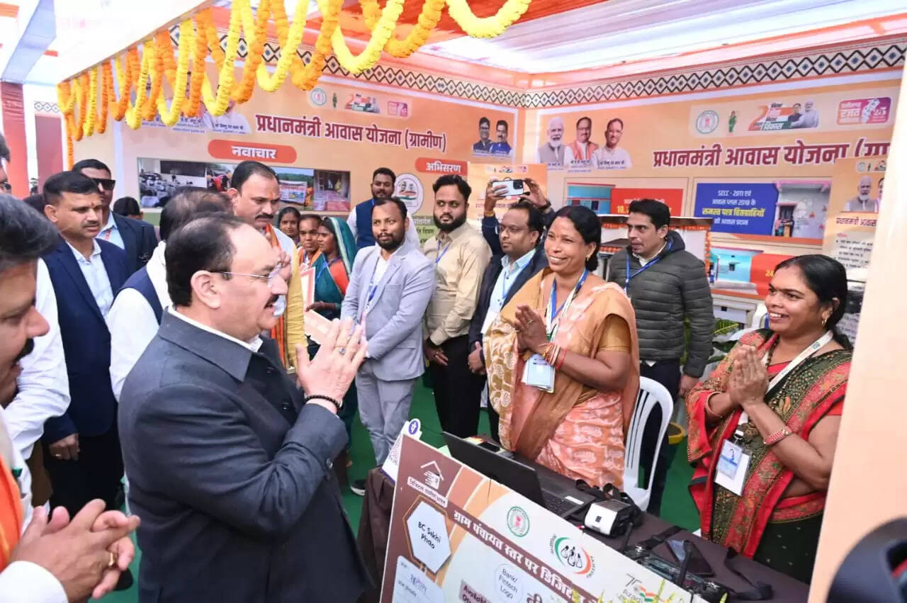 केन्द्रीय स्वास्थ्य मंत्री ने विभागीय स्टॉलों का किया अवलोकन, पात्र हितग्राही योजनाओं से हुए लाभान्वित