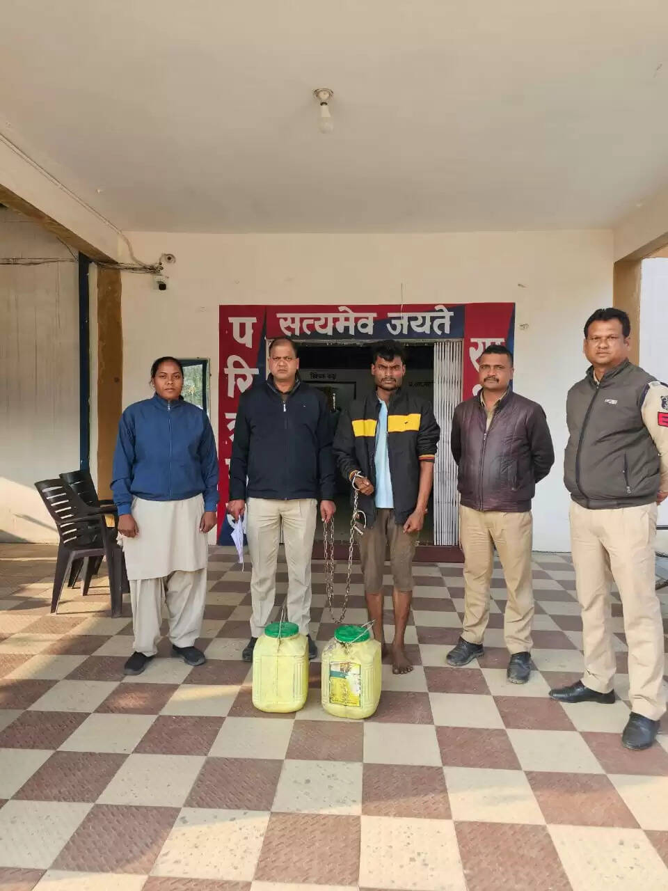 आबकारी एक्ट के तहत एक दिन में 44 प्रकरण दर्ज, 653.3 लीटर अवैध महुआ शराब जब्त