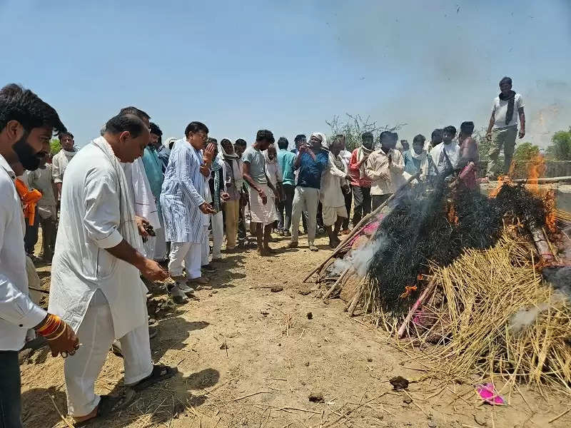 श्योपुर नाव हादसाः एक साथ उठी सात अर्थियां, नम आंखों के साथ किया गया अंतिम संस्कार