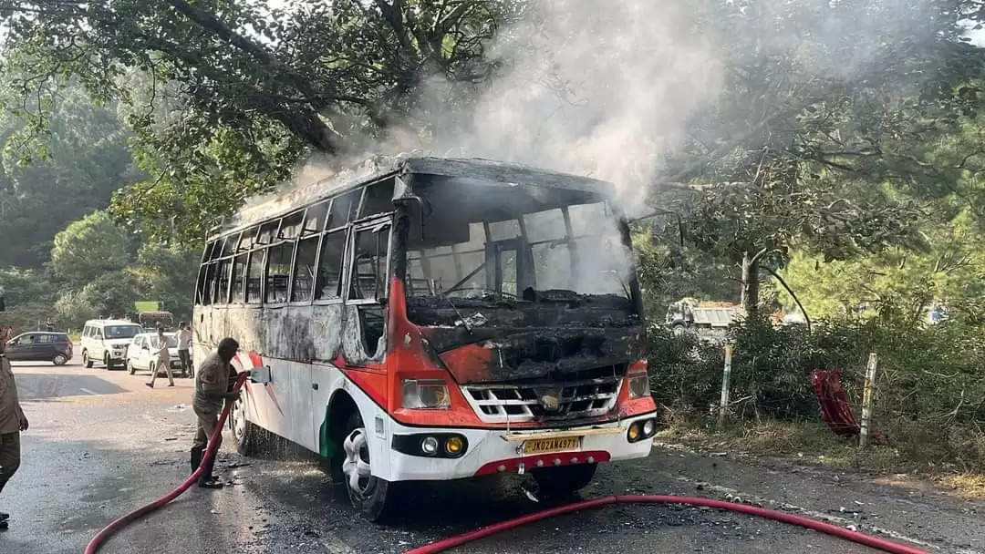 माता वैष्णो देवी के पवित्र मंदिर से लौट रही एक बस में लगी आग, बाल-बाल बचे यात्री उप