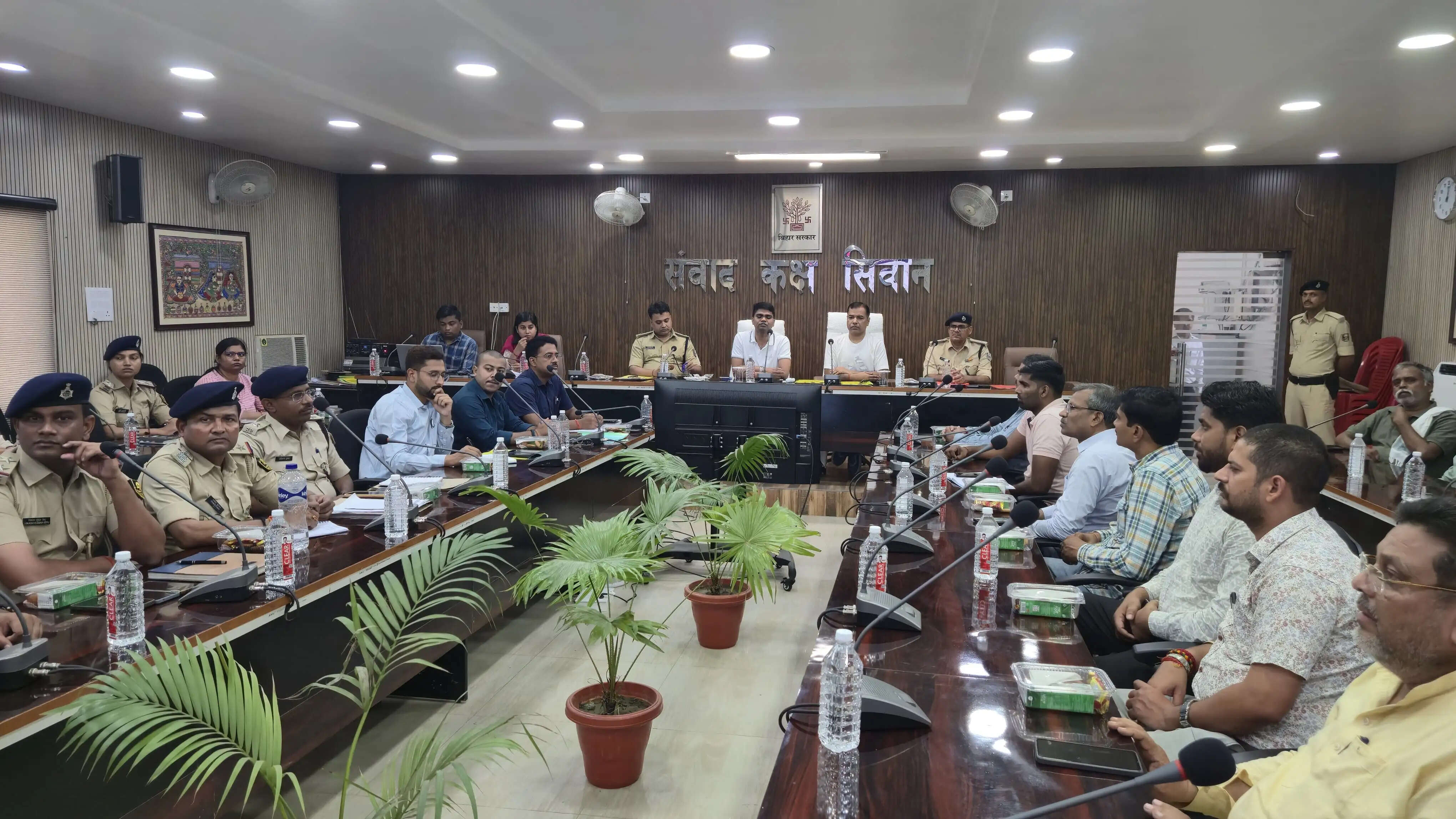 विदेशी नागरिकों की सूचना छिपाई तो होगी कानूनी कार्रवाई : डीएम-एसपी