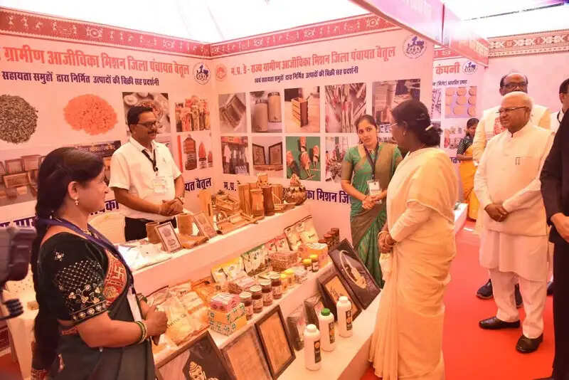 राष्ट्रपति ने की मप्र के बैतूल प्रदर्शनी में जनजातीय महिलाओं के बनाए उत्पादों की प्रशंसा